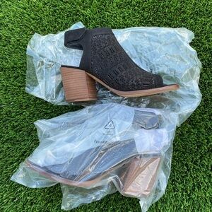 Vince Camuto VC-Keannie Black Open Toe Stacked Block Heel Sandals size 7